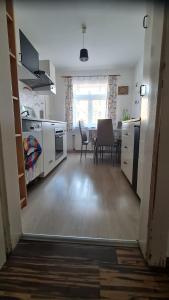 Η κουζίνα ή μικρή κουζίνα στο Ferienwohnung Charlett