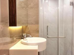 Un baño con lavabo blanco y ducha. en Ritzton Hotel, en Johor Bahru 233 fotos más