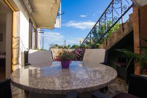 un tavolo e sedie su un patio con balcone. di Apartment Magdic a Brzac