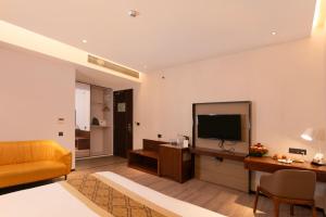TV a/nebo společenská místnost v ubytování Enrise by Sayaji Nashik