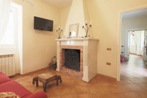 a living room with a fireplace and a tv at Il Feudo di Sant'Agata in Sant'Agata de' Goti