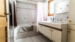 Ένα μπάνιο στο Annas Place im Haus zer Briggu Saas-Grund +15 φωτογραφίες