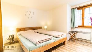 Ένα ή περισσότερα κρεβάτια σε δωμάτιο στο Annas Place im Haus zer Briggu Saas-Grund
