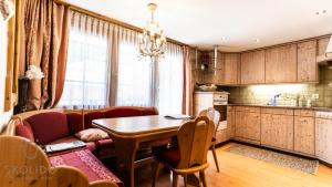 Η κουζίνα ή μικρή κουζίνα στο Annas Place im Haus zer Briggu Saas-Grund