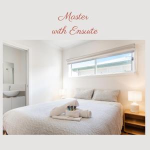 En eller flere senge i et værelse på McLaren Vale Cabin Cottage Park + 43 billeder