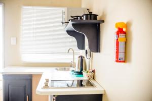 Η κουζίνα ή μικρή κουζίνα στο Makay's Guests house +4 φωτογραφίες