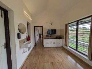 コダイカナルにあるZack's stone cottageの洗面台と鏡のあるバスルーム