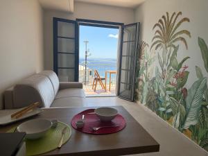 サンタレッシオ・シークロにあるHoneyMoon Suite Apartmentのソファとテーブルのあるリビングルーム +4枚の写真