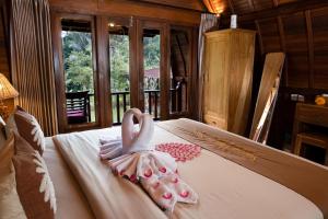 a swan decoration on a bed in a room at Yama Villa & SPA Ubud in Payangan