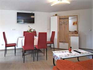 TV a/nebo společenská místnost v ubytování Cozy Apartment in Lichtenhain Germany With Garden