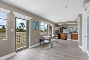 Η κουζίνα ή μικρή κουζίνα στο Spacious Studio with Roof Top Pool & Bar
