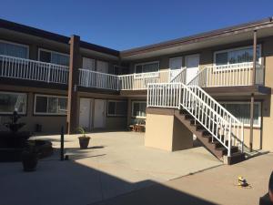 ein Apartmenthaus mit einer Treppe im Innenhof in der Unterkunft Sunrise Motel in Regina