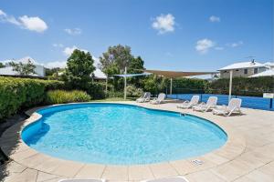 una piscina con sillas y una piscina en Seaside Serenity Villa - Spacious Dunsborough Stay, en Dunsborough