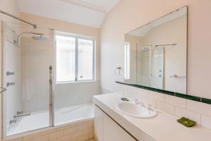 Un baño blanco con lavabo y espejo. en Seaside Serenity Villa - Spacious Dunsborough Stay, en Dunsborough 5 fotos más