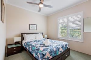 Un dormitorio con una cama y un ventilador de techo. en Seaside Serenity Villa - Spacious Dunsborough Stay, en Dunsborough