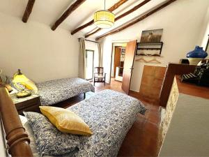 ロンダにあるXXV- Finca La Cantara - La Cantara Amarillaの部屋にベッド2台とソファがある寝室 +32枚の写真