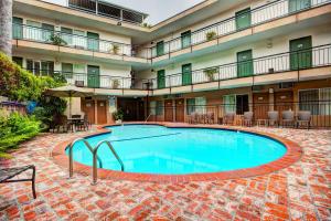 Bazén v ubytování Dunes Inn - Wilshire nebo v jeho okolí