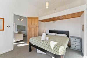 ein Schlafzimmer mit einem großen Bett in einem Zimmer in der Unterkunft Ruapehu Cottage - Ohakune Holiday Home in Ohakune