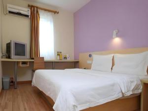 Ένα ή περισσότερα κρεβάτια σε δωμάτιο στο 7 Days Inn Guiyang Qingzhen Dongmenqiao Zhijiaocheng