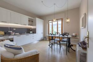 a kitchen and dining room with a table and chairs at Il nido Emozioni charme e colori in Fiesole