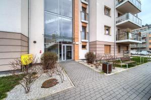 un patio vacío frente a un edificio en Kościańska Cosy Apartment, en Wroclaw