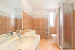 O baie la Beautiful Apartment Near Monaco +18 fotografii