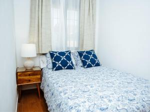 1 dormitorio con 1 cama con almohadas azules y lámpara en XXVI- Finca La Cantara - La Cantara Azul, en Ronda 28 fotos más