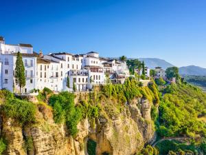 un pueblo al lado de una montaña en XXVI- Finca La Cantara - La Cantara Azul, en Ronda
