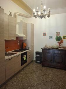 una cocina con fregadero y estufa horno superior en B&B Flora, en Aradeo