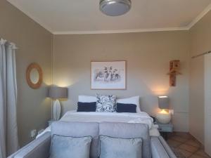 哈里史密斯Homeaway的卧室里有一张大床,配有蓝色枕头