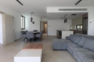 una sala de estar con un sofá y una mesa en Alaya Residence, en Nicosia