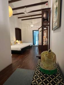 Katil atau katil-katil dalam bilik di East Indies Mansion