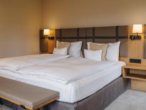 Postel nebo postele na pokoji v ubytování Interalpen-Hotel Tyrol