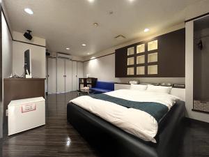 una camera da letto con un grande letto in una stanza di Hotel MGM a Niigata