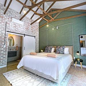 Ένα ή περισσότερα κρεβάτια σε δωμάτιο στο Pont de Val Boutique Hotel +219 φωτογραφίες