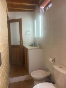 Ένα μπάνιο στο Open loft apartment in Alfambras - Amarelo +8 φωτογραφίες