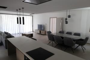 Una sala de estar con mesa de comedor y sillas. en Alaya Residence, en Nicosia