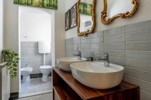 Un baño con dos lavabos y un inodoro. en GuestHost - Cozy Country Apartment, en Vicopisano 9 fotos más