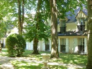 Taman di luar Hostellerie du Royallieu