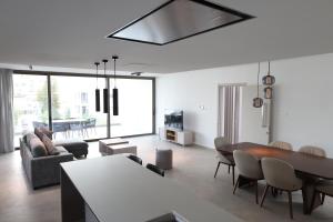 una sala de estar con un sofá y una mesa en Alaya Residence, en Nicosia