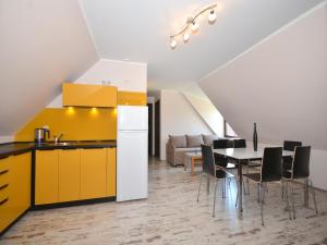 Кухня или мини-кухня в Seaside Cottage in Cisowo with terrace and lovely garden
