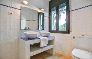 un baño con lavabo y espejo en Sun & Sand Sanctuary - 2km to beach and 20km BCN!, en Castelldefels 32 fotos más