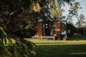 una casita en un campo con una mesa de picnic en Makowata Farm by Tiny Away, en Colosseum 9 fotos más