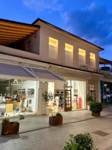 una tienda frente a un edificio con luces encendidas en MARY'S HOUSE - Urban Promenade Vibes, en Tripolis