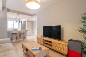 Una sala de estar con un televisor de pantalla plana grande. en Living Costa del sol Mijas, en Mijas Costa