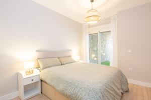 Una habitación blanca con una cama y una ventana en Living Costa del sol Mijas, en Mijas Costa 28 fotos más