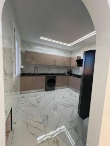 Η κουζίνα ή μικρή κουζίνα στο Vivez le luxe à Skikda Appartement haut de gamme à deux pas de la mer