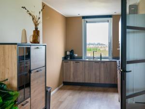 Η κουζίνα ή μικρή κουζίνα στο Spacious holiday home in Leons with garden