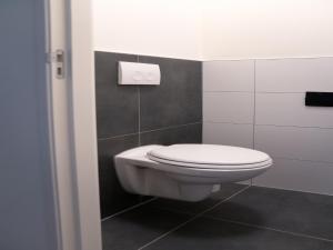 Ένα μπάνιο στο Spacious holiday home in Leons with garden