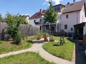 a yard with a house and a fence at Ferienwohnung Hildegard in Ormesheim